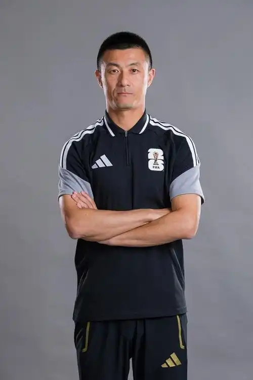 中国裁判团再登国际舞台!傅明搭档马宁执法世预赛,中国足球裁判获全球认可