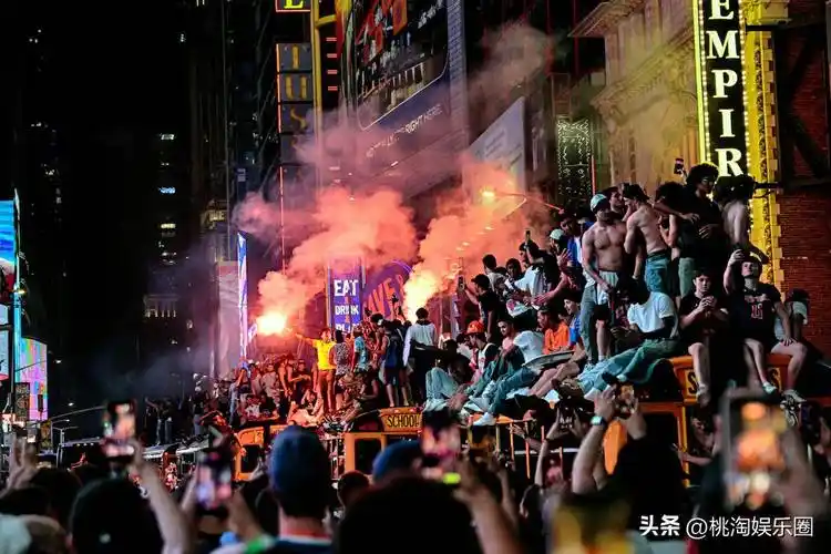 纽约万人空巷！世界杯热潮下尼克斯夺冠游行如何点燃足球激情